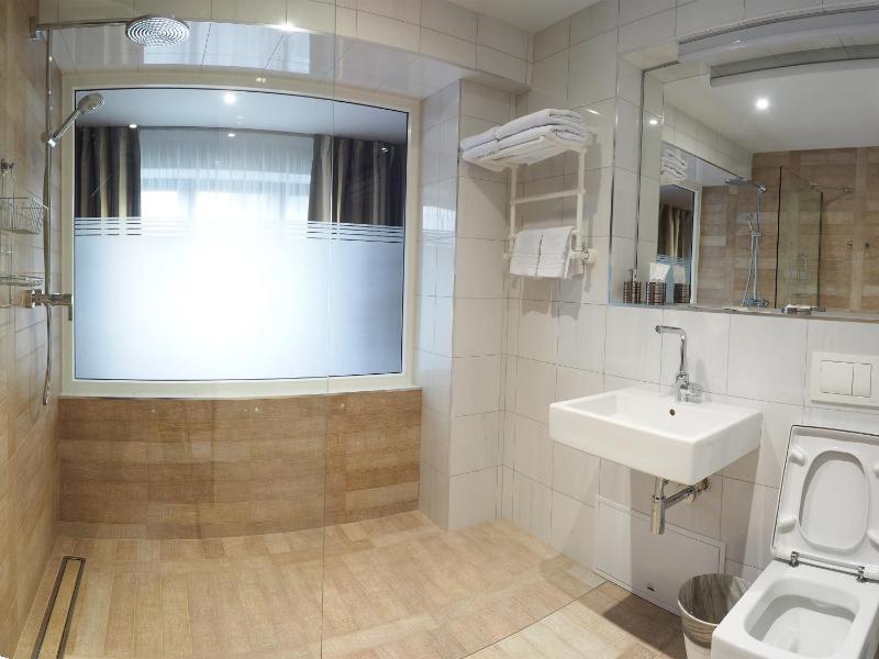 Deluxe Double Room image 2