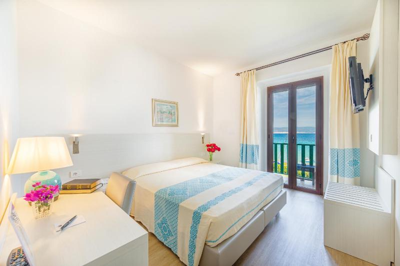 Double or Twin Room with Balcony and Sea View image 3