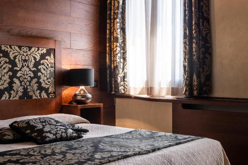 Deluxe Double Room with Grand Canal View image 4