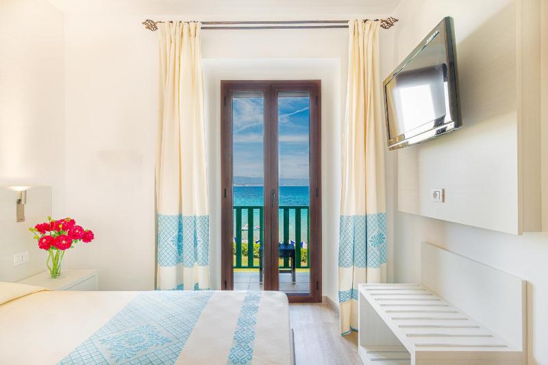 Double or Twin Room with Balcony and Sea View image 4