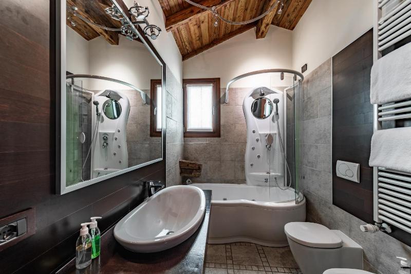 Deluxe Double Room with Grand Canal View image 3