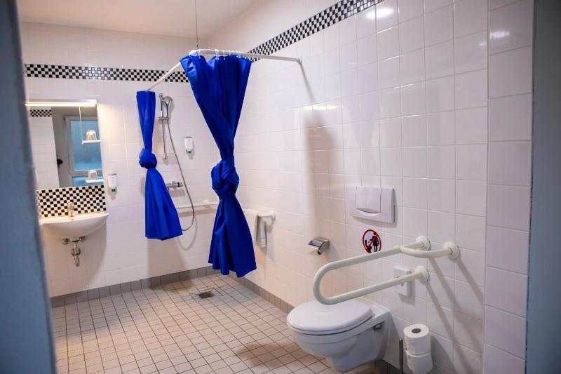 King Room with Roll-In Shower - Disability Access image 3