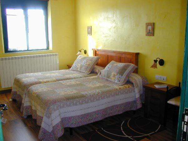 Twin Room image 3