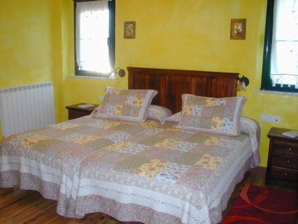 Twin Room image 4