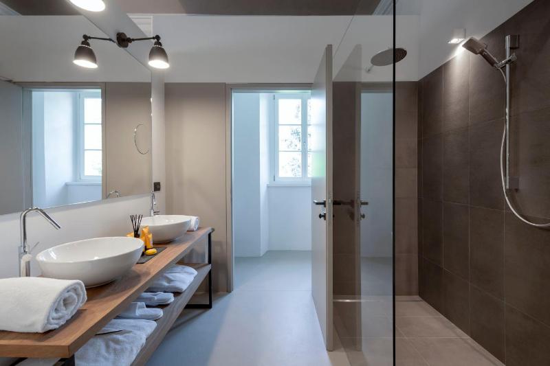 Deluxe Double or Twin Room image 4