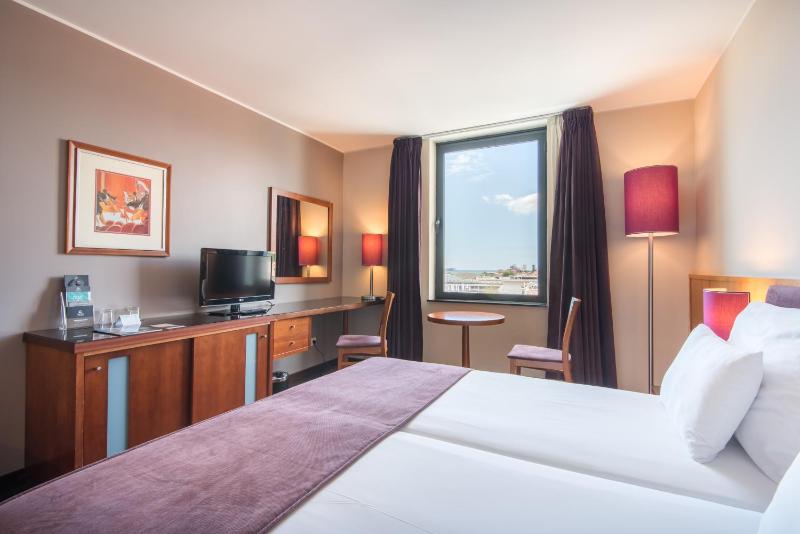 Twin Room with Extra Bed (2 Adults + 1 Child) image 4
