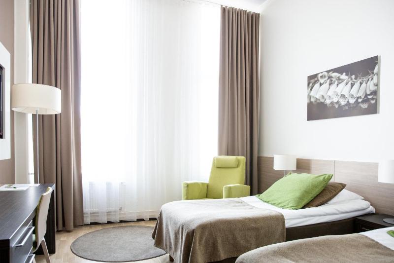 Standard Twin Room image 3