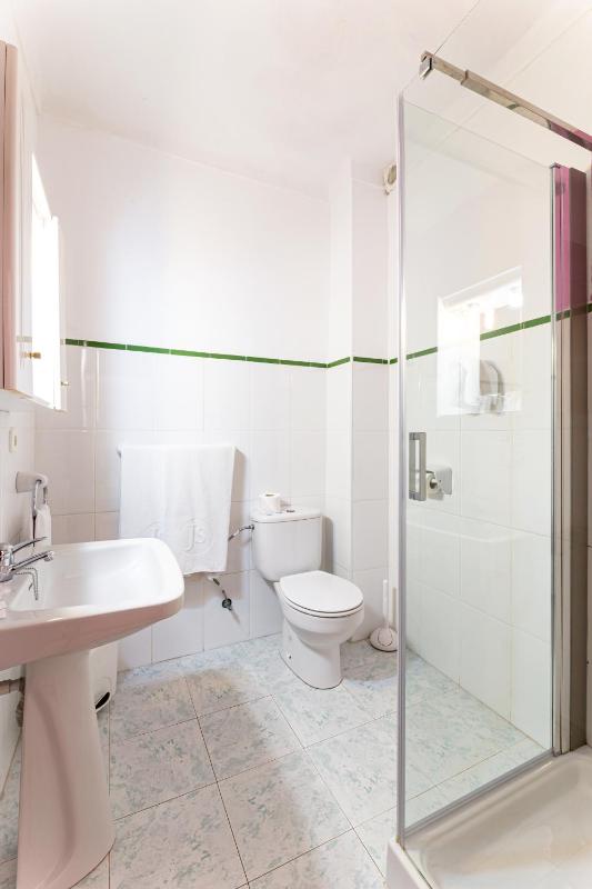 Economy Double or Twin Room with Private External Bathroom image 2
