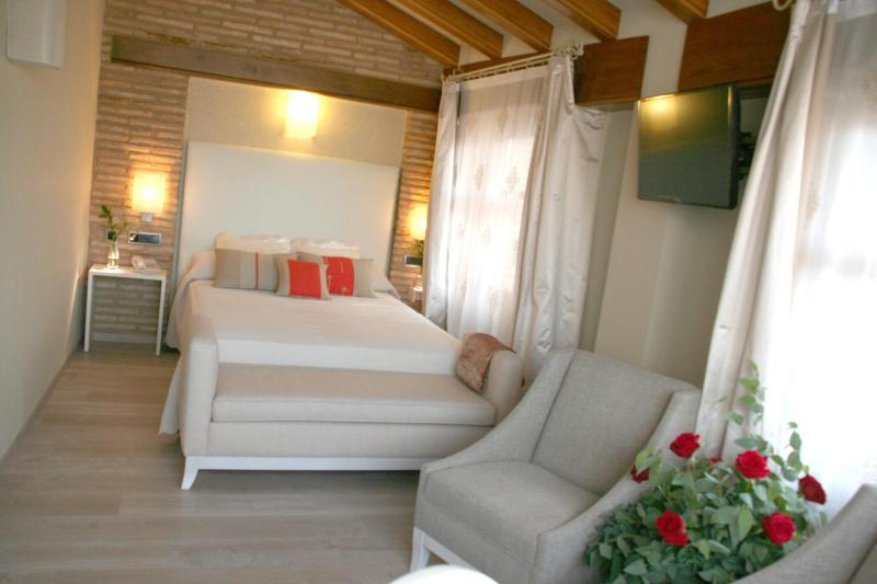 Standard Double Room image 3