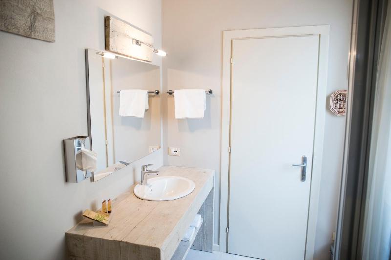 Double Room with Private Bathroom image 1