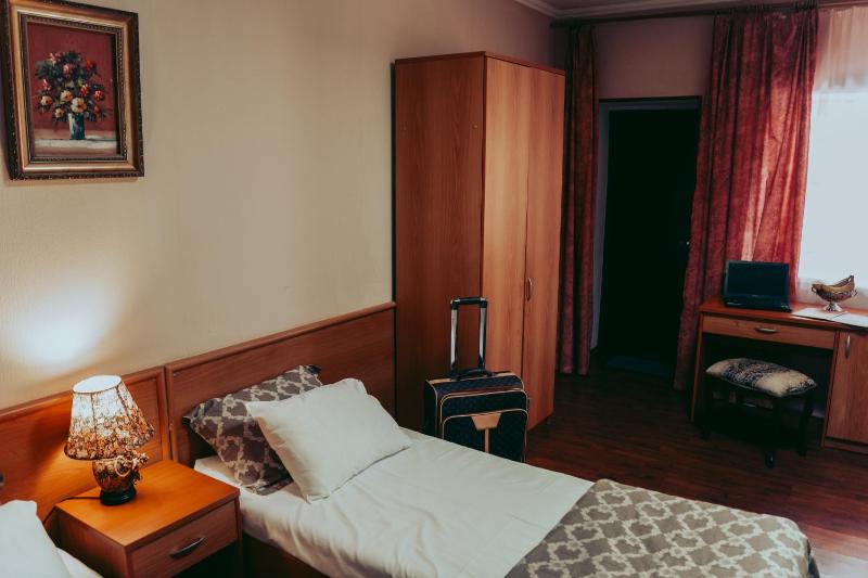 Standard Twin Room image 1