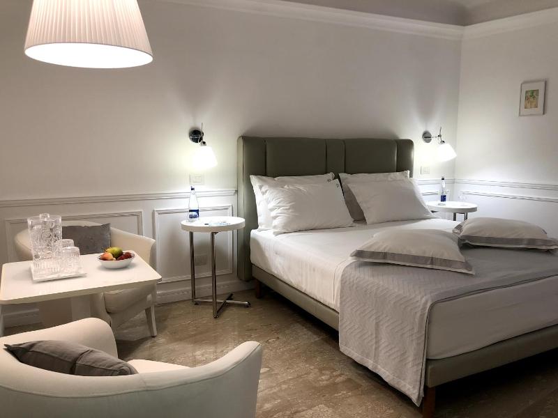 Superior King Room image 3