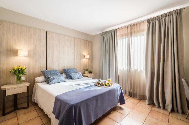 Double or Twin Room image 3