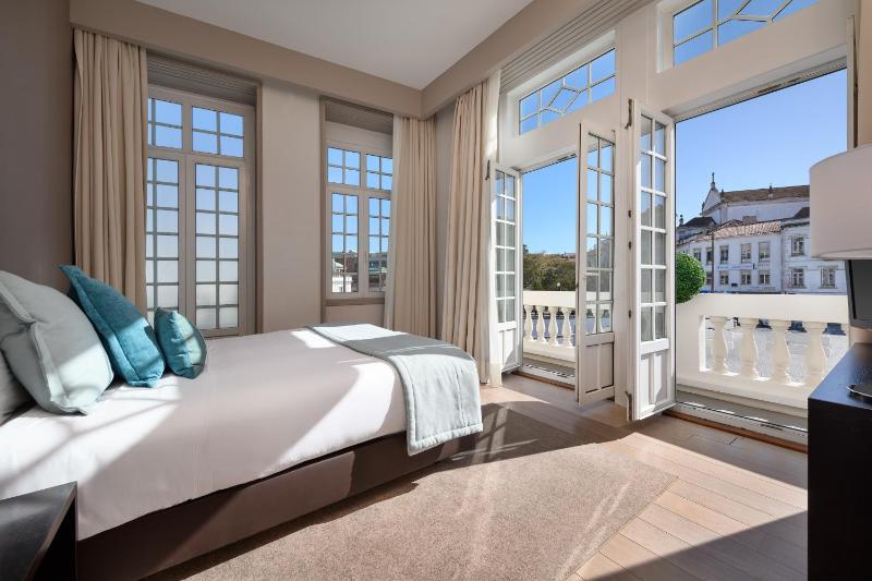 Junior Suite with Balcony image 3