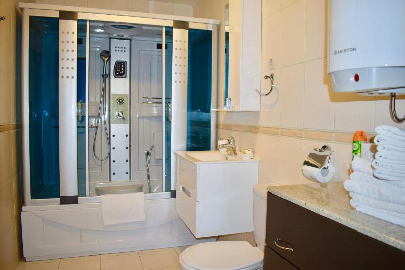 Classic Two-Bedroom Apartment with Sea View image 3