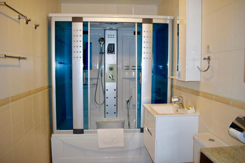 Classic Two-Bedroom Apartment with Sea View image 2