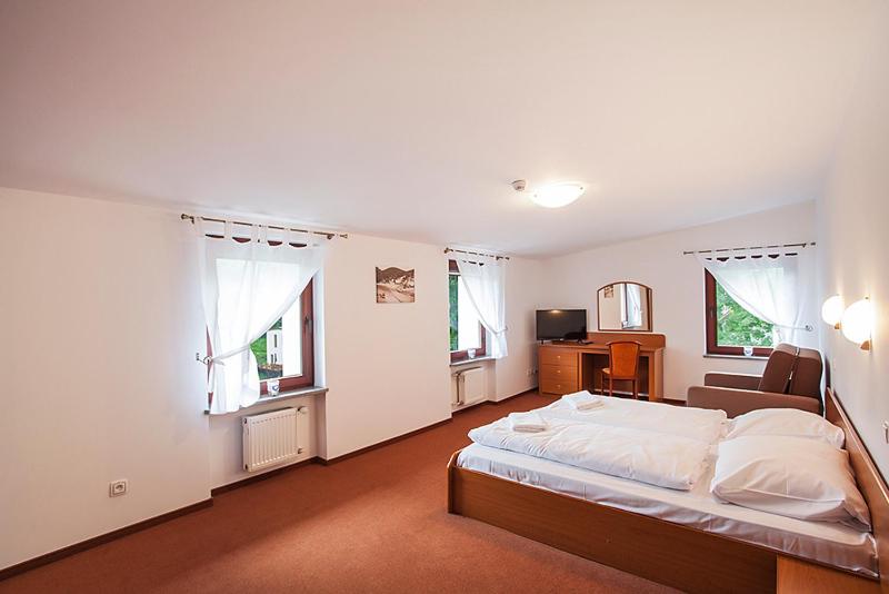 Deluxe Double Room (2 Adults + 1 Child) image 2