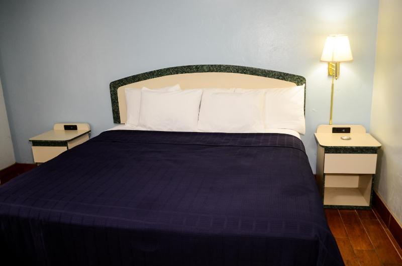 Queen Room - Non-Smoking image 2
