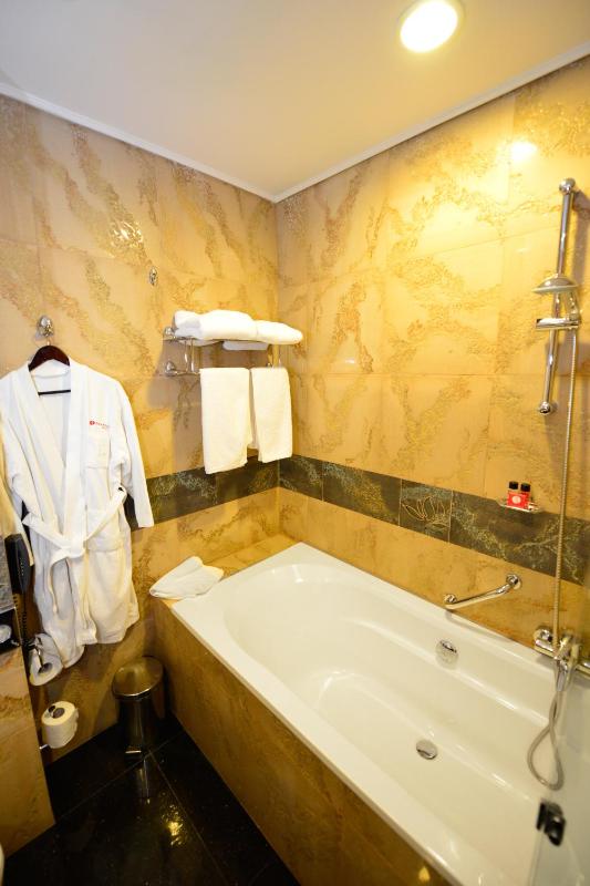 Twin Room with Two Twin Beds - Non-Smoking image 3