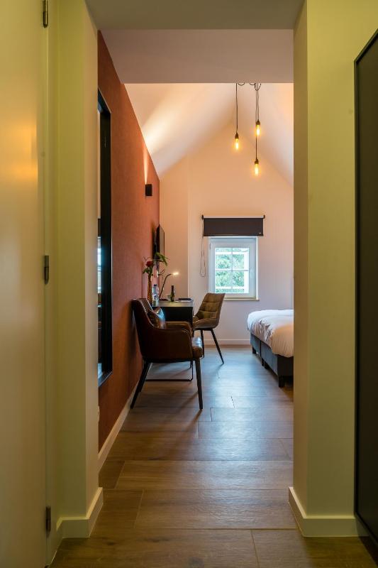 Twin Room image 3