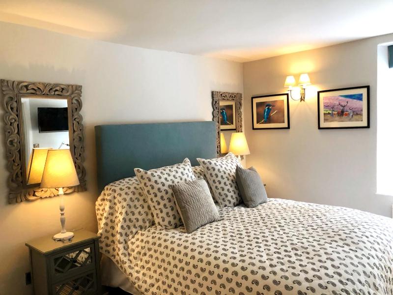 Deluxe King Room image 1