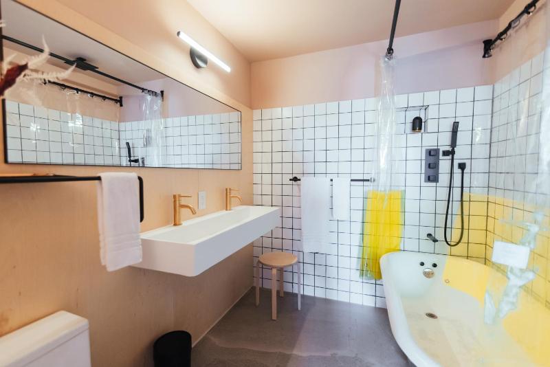 Superior King Suite image 3