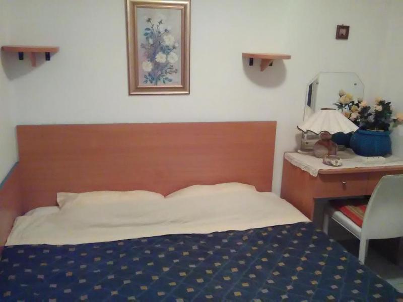 One-Bedroom Apartment with Terrace and Sea View image 3