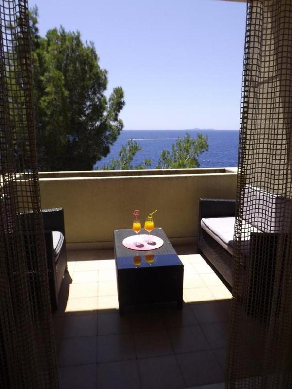 One-Bedroom Apartment with Terrace and Sea View image 2