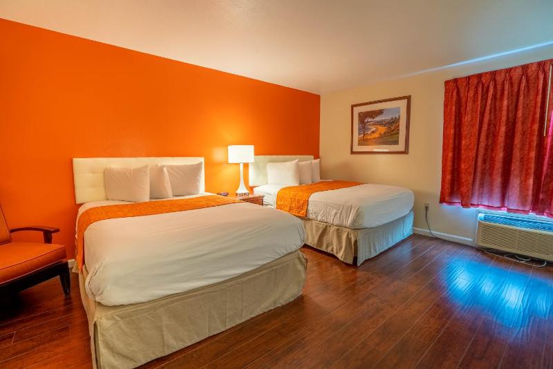 Queen Room with Two Queen Beds - Non-Smoking image 2