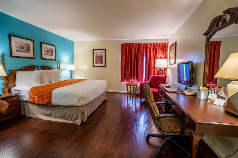 King Room - Non-Smoking image 3