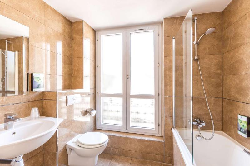 Classic Twin Room image 4