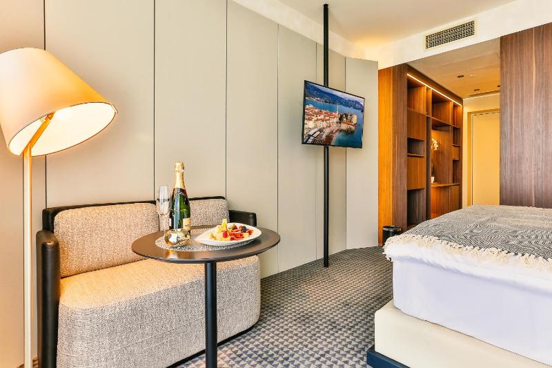 Deluxe Double Room with Balcony and Sea View image 2