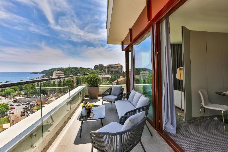 Deluxe Suite with Sea View image 2