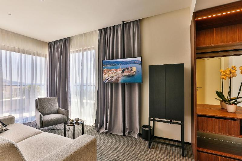 Deluxe Suite with Sea View image 4