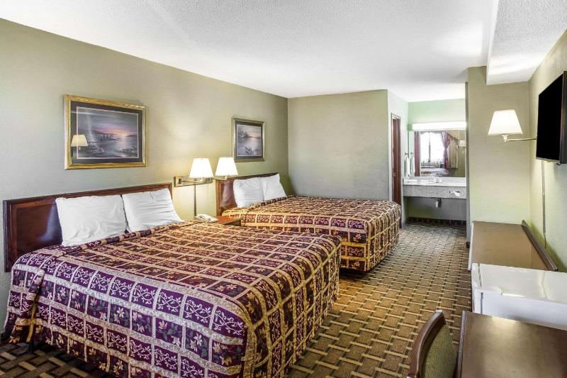 Queen Room with Two Queen Beds - Non-Smoking image 2