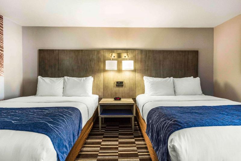 Queen Room with Two Queen Beds - Non-Smoking image 2