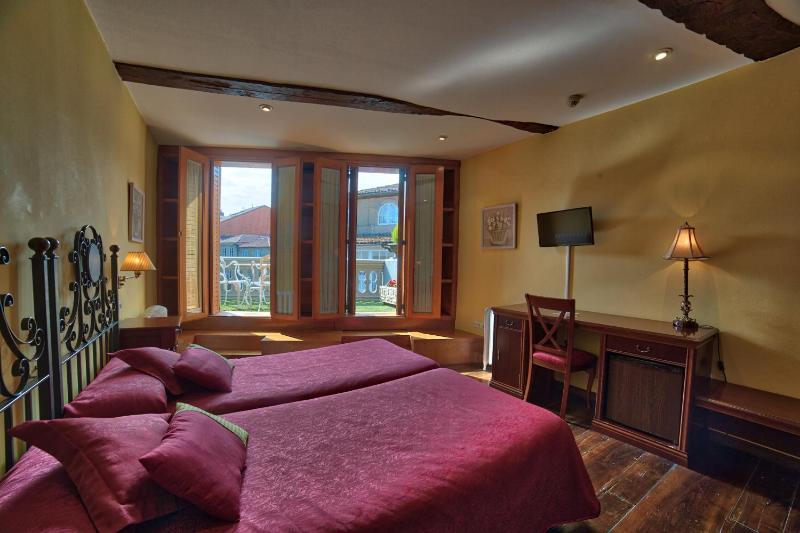 Standard Twin Room image 1