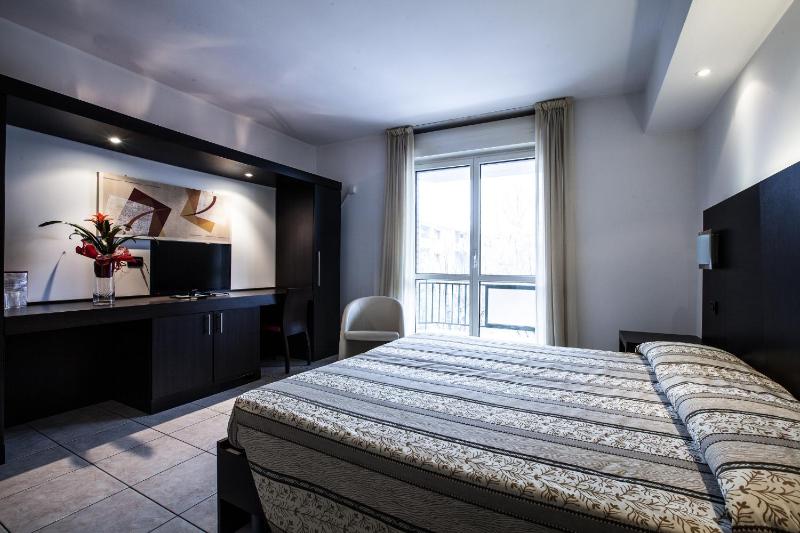 Double Room image 3