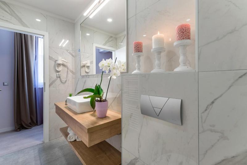 Junior Suite with Mountain View image 4