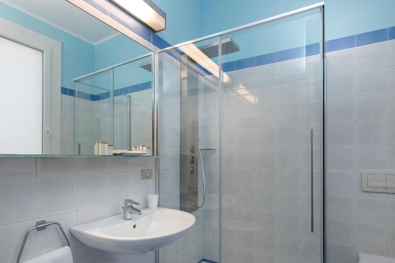 Double or Twin Room with Lateral Sea View image 3