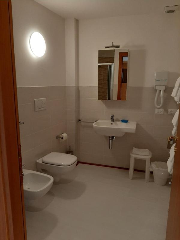 Basic Triple Room image 4
