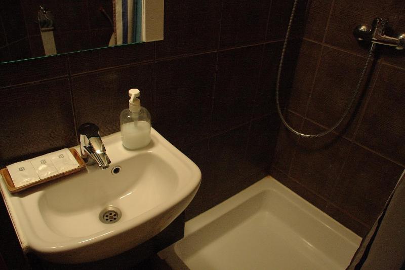Economy Triple Room image 3