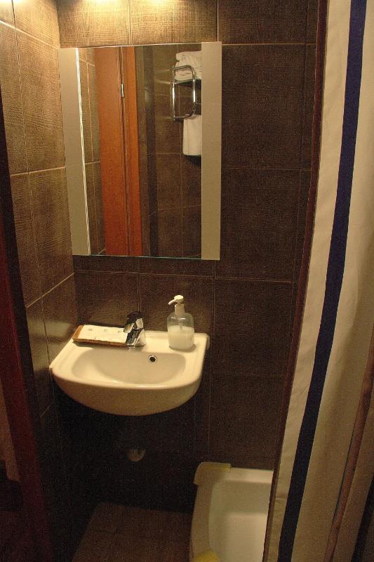 Economy Triple Room image 2