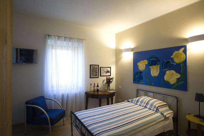 Large Single Room image 3