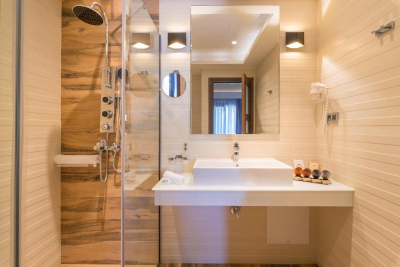 Deluxe Junior Suite with Mountain View image 2