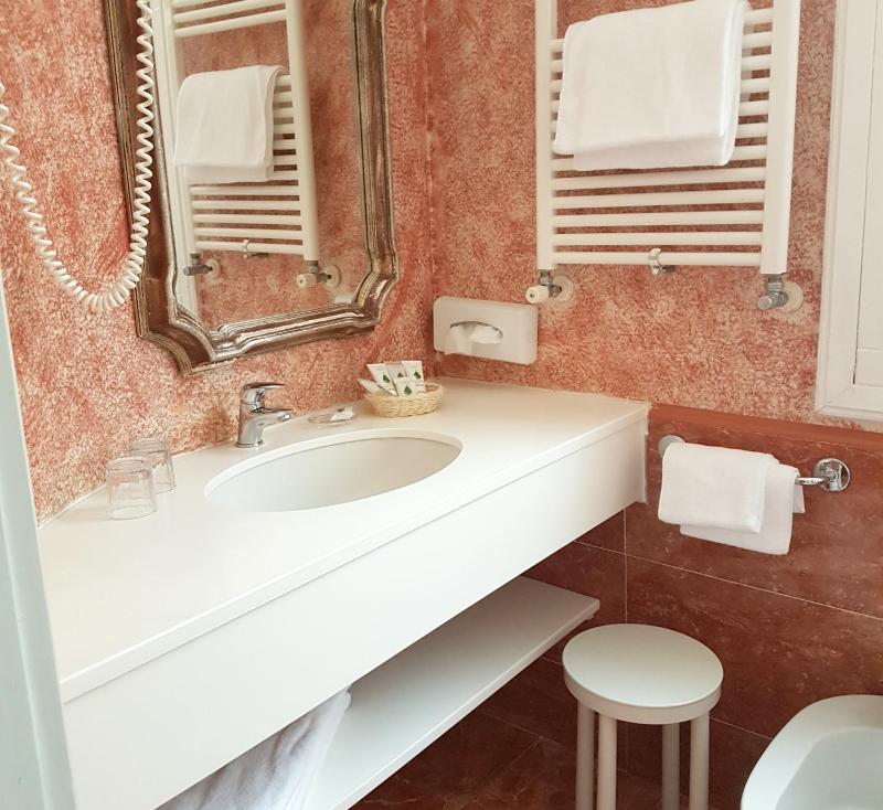 Classic Triple Room image 2