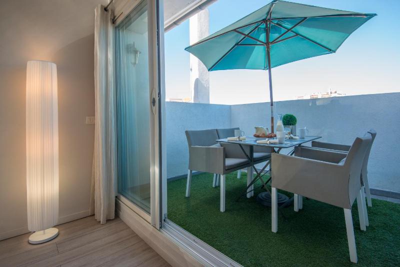 Deluxe Two-Bedroom Apartment with Terrace image 2