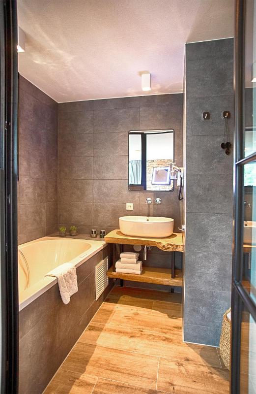 Deluxe room with spa facilities image 2