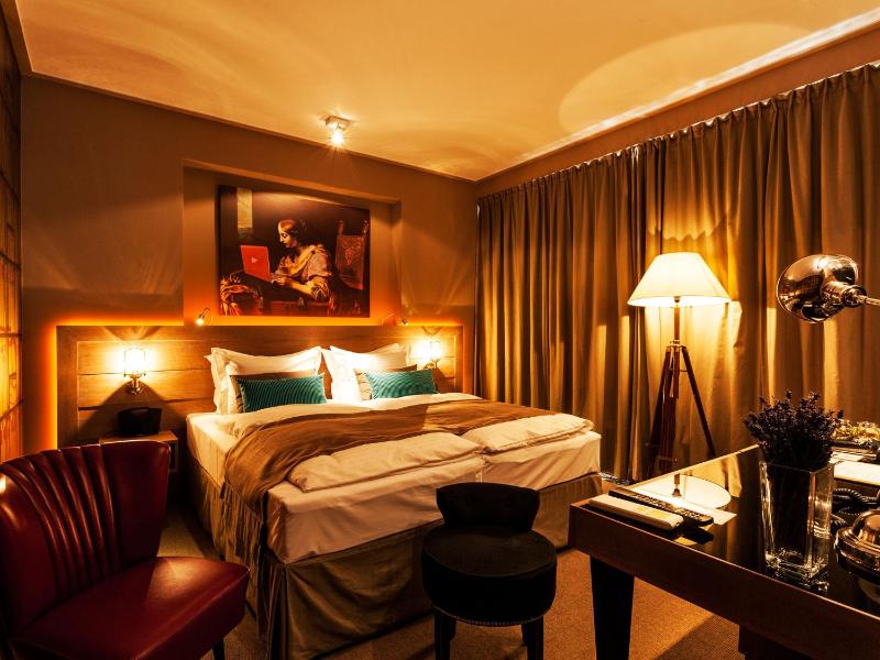 Deluxe Double or Twin Room image 2