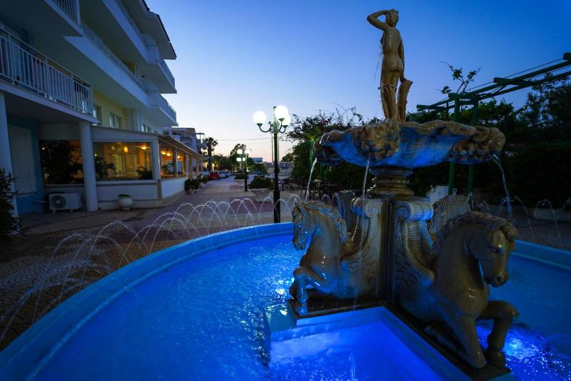 Deluxe Double Room with Side Sea View image 1